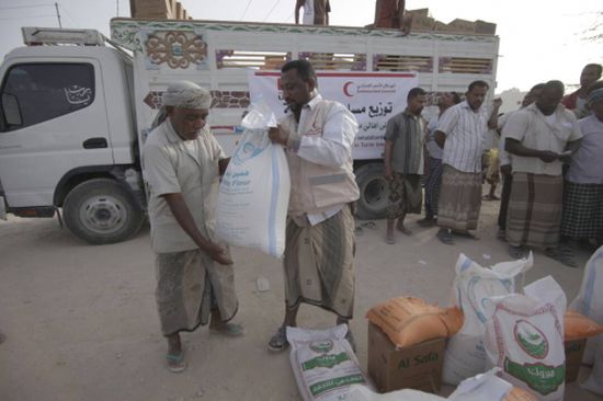 "صور" الهلال الأحمر الإماراتي يقدم مساعدات غذائية لأهالي مديرية تريم بحضر موت