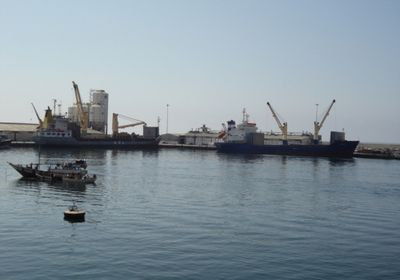 محافظ سقطرى يطلع على التجهيزات النهائية لافتتاح المشاريع التطويرية لميناء المحافظة