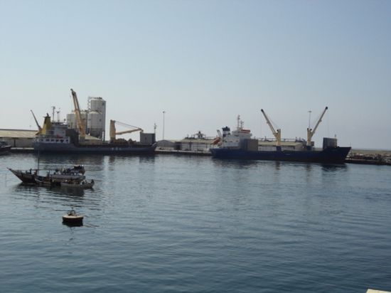 محافظ سقطرى يطلع على التجهيزات النهائية لافتتاح المشاريع التطويرية لميناء المحافظة