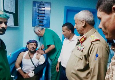 محافظ لحج يزور مدير عام مديرية طورالباحة في مستشفى صابر بعدن 