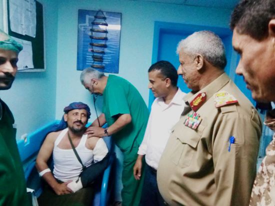 محافظ لحج يزور مدير عام مديرية طورالباحة في مستشفى صابر بعدن 