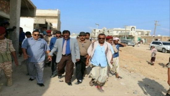 محافظ سقطرى يتفقد سير أعمال الصيانة في شوارع حديبو ويثمن دور الإمارات في دعم المحافظة