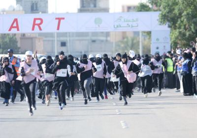 بالصور.. 1500 فتاة يركضن بالنقاب والعباءة في ماراثون بالأحساء السعودية