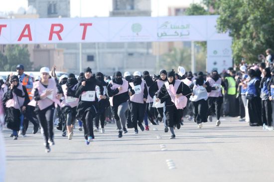 بالصور.. 1500 فتاة يركضن بالنقاب والعباءة في ماراثون بالأحساء السعودية
