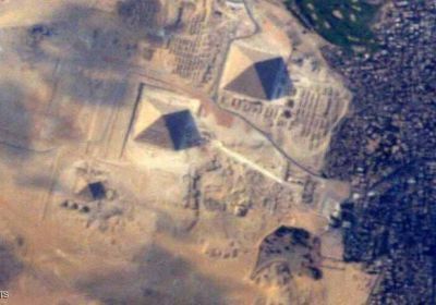 أهرامات مصر "تشعل المنافسة" بين رائدي فضاء