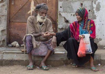 صورة معبرة.. مسنان يمنيان يتقاسمان "لقمة العيش"