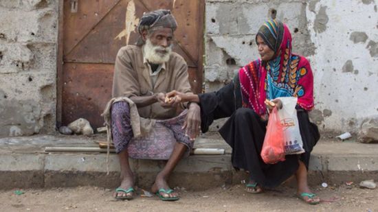 صورة معبرة.. مسنان يمنيان يتقاسمان "لقمة العيش"