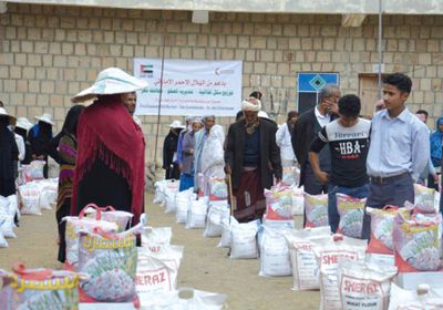«الهلال» ت وزّع 3000 سلة غذائية على أهالي قرى مديرية الصلو اليمنية