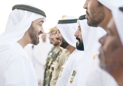 الشيخ محمد بن زايد يقلد عدداً من أبطال القوات المسلحة بـ«وسام الشجاعة» لمواقفهم البطولية في عملية «إعادة الأمل» في اليمن