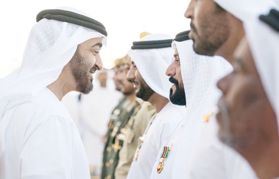 الشيخ محمد بن زايد يقلد عدداً من أبطال القوات المسلحة بـ«وسام الشجاعة» لمواقفهم البطولية في عملية «إعادة الأمل» في اليمن