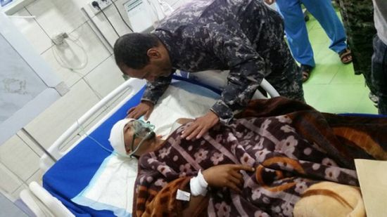 مدير امن عدن يزور الجندي العزاني ويطمئن على صحته 