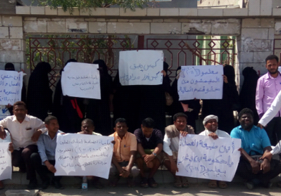 معلمو أبين ينظمون وقفة احتجاجية للمطالبة بتسوية مرتباتهم