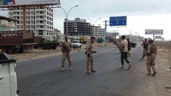 مصدر أمني للمشهد العربي : أفراد خلية اغتيالات عدن نقلوا من صنعاء بوساطة مسؤولين في الحكومة الشرعية وبحوزتهم آلاف الدولارات