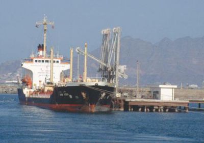 اليمن يحذر من كارثة بيئية كبيرة قبالة سواحل الحديدة