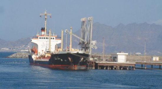 اليمن يحذر من كارثة بيئية كبيرة قبالة سواحل الحديدة