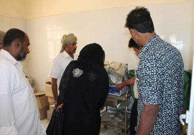 ضابط مشاريع الصحة بالصندوق الإجتماعي  يتفقد حاضنات الأطفال بمستشفى خليفة وقلنسية بسقطرى