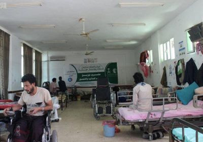 مركز الملك سلمان للإغاثة يوزع المساعدات الإيوائية والتمور للمصابين جراء زرع الألغام والقذائف الحوثية في مأرب