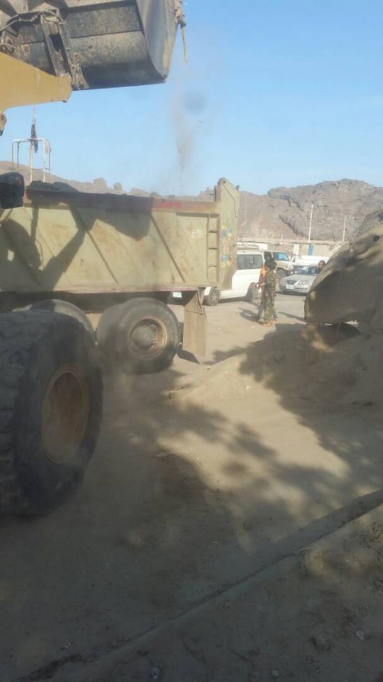 شاهد بالصور ..قوات الحزام الأمني تستكمل رفع الحواجز والمخلفات الأمنية غير الأساسية في عدن