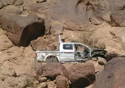 شاهد بالصور .. مليشيات الحوثي تستهدف سيارة تابعة  للهلال الأحمر في بلدة ناطع بمحافظة البيضاء