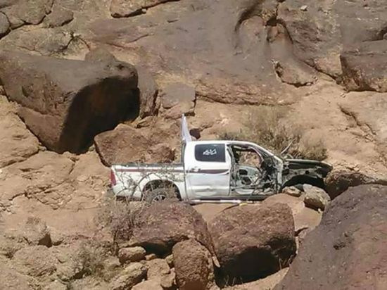 شاهد بالصور .. مليشيات الحوثي تستهدف سيارة تابعة  للهلال الأحمر في بلدة ناطع بمحافظة البيضاء