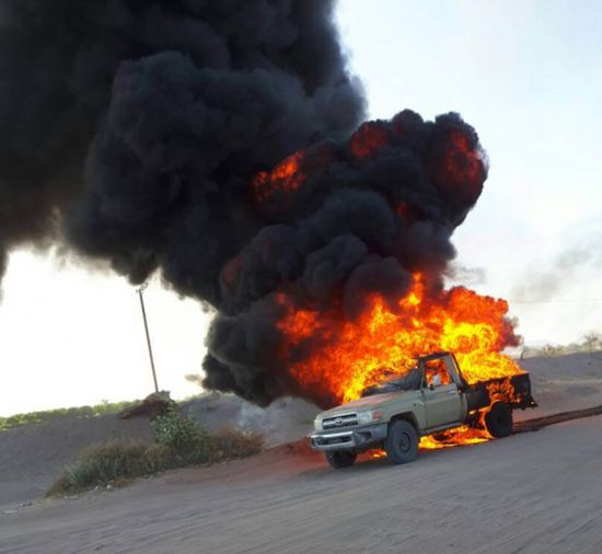 حريق يلتهم طقم عسكري للشرعية بمأرب كان في مهمة بيع المشتقات النفطية بالسوق السوداء