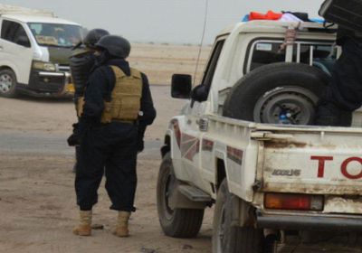 وحدة مكافحة الإرهاب التابعة لإدارة أمن عدن تداهم سوقا لبيع الأسلحة في الشيخ عثمان
