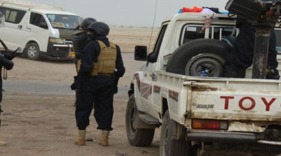 وحدة مكافحة الإرهاب التابعة لإدارة أمن عدن تداهم سوقا لبيع الأسلحة في الشيخ عثمان