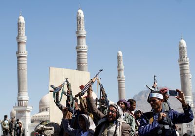 دورات سرية.. الحوثي يدرّس الطائفية لقيادات عسكرية