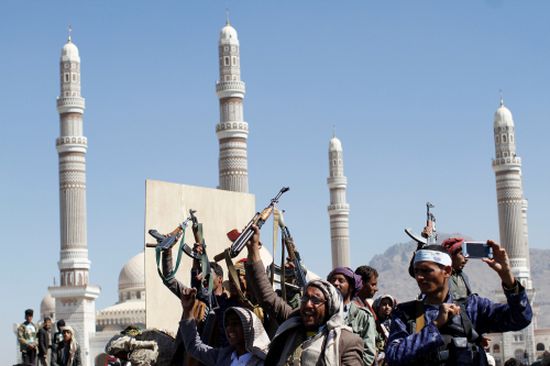 دورات سرية.. الحوثي يدرّس الطائفية لقيادات عسكرية
