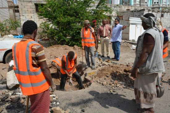 مدير عام صيرة  يتفقد أعمال صيانة الصرف الصحي بحي الروزميت
