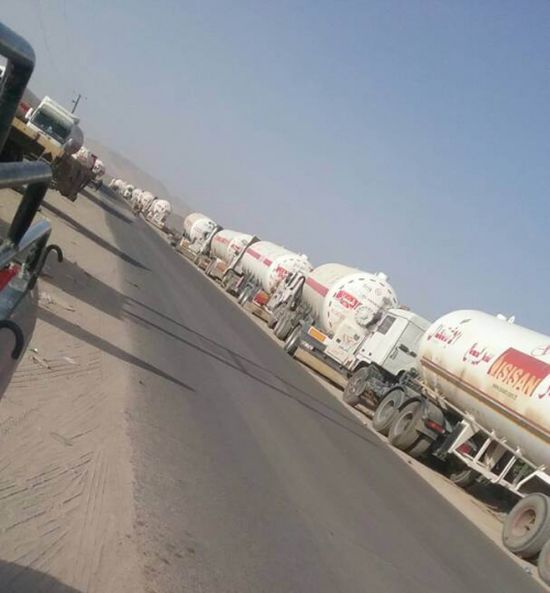 قبائل مأرب تمنع  مرور حافلات النفط  احتجاجا على تسعيرة الحكومة الجديدة