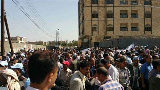 تظاهرات حوثية  أمام مبنى الأمم المتحدة في صنعاء خوفاً من نقل بوابة الاتصالات الدولية إلى عدن