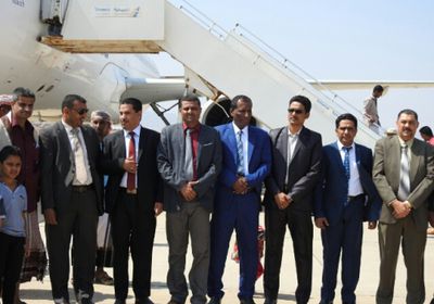 الوكيلان الجريبي ومحروس يستقبلان أول رحلة طيران لليمنية الى مطار سقطرى الدولي