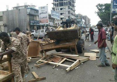 أمن عدن يزيل البسطات والاكشاك العشوائية من مديرية الشيخ عثمان