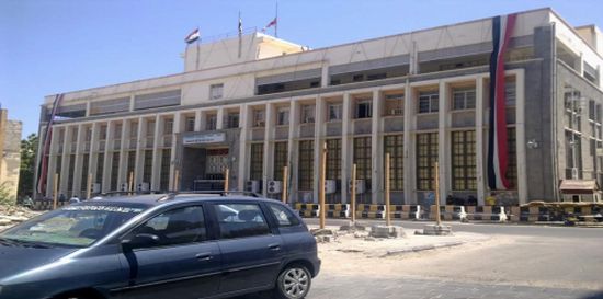 أزمة سيولة تعيشها عدن بعد وقف البنك المركزي اليمني تعاملاته المصرفية