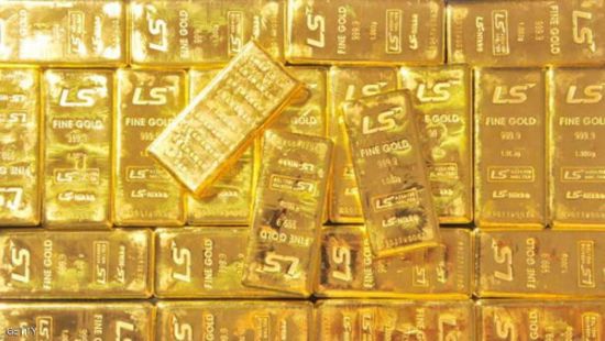 الذهب يهبط لليوم الرابع مع بقاء الدولار قويا