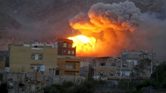 طيران التحالف العربي يستهدف مخزن أسلحة وتجمعات لمليشيا الحوثي في مطار صنعاء الدولي 
