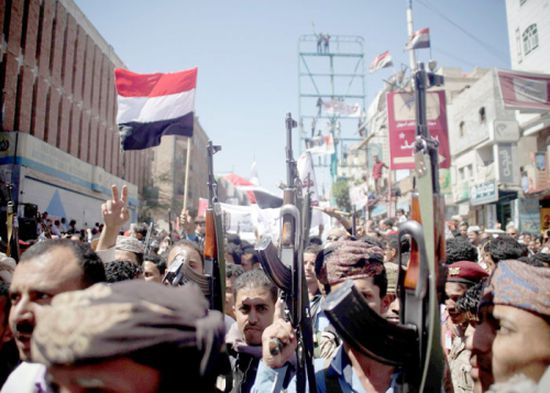ميليشيا الحوثي تجبر المواطنين على دفع أتاوات مالية وتجهيز قوافل غذائية لدعم مجهودها الحربي