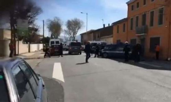 مقتل منفذ عملية احتجاز الرهائن بفرنسا.. وداعش يتبنى