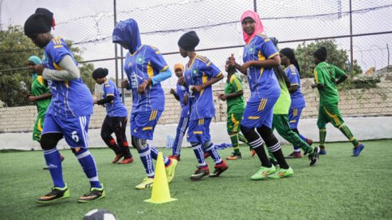 صوماليات يكسرن حواجز التقاليد عبر ملاعب كرة القدم