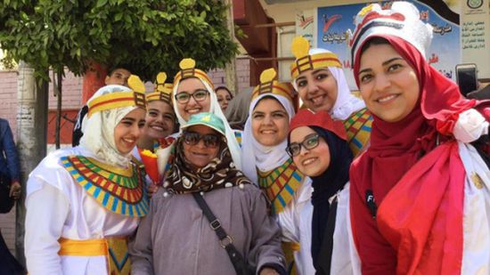 احتفالات ومشاهد طريفة وإنسانية في الانتخابات المصرية