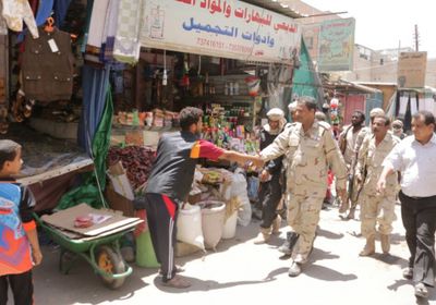 محافظ ابين يقوم بجولة ميدانية في شوارع مدينة جعار ويطلع على أحوال مواطنيها