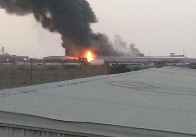 حريق هائل يلتهم مخازن الغذاء العالمي في محافظة الحديدة