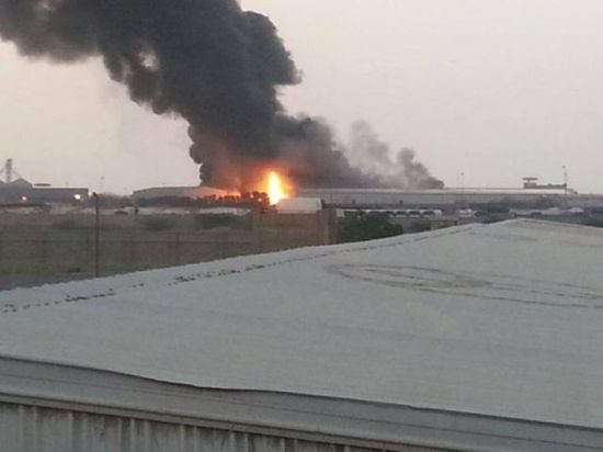 حريق هائل يلتهم مخازن الغذاء العالمي في محافظة الحديدة