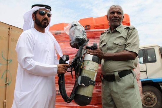 الدفاع المدني بعدن يتسلم معدات جديدة من دولة الإمارات