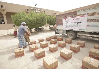 " الهلال الأحمر الإماراتي " يوزع مساعدات غذائية على موظفي المياه  والصرف الصحي في حضرموت.