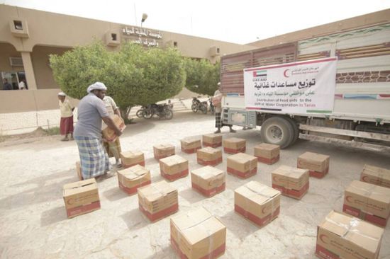 " الهلال الأحمر الإماراتي " يوزع مساعدات غذائية على موظفي المياه  والصرف الصحي في حضرموت.