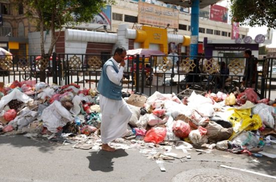 تحذيرات من انتشار الأوبئة في صنعاء بعد إضراب عمال النظافة عن العمل بسبب نهب الحوثيين لموارد صندوقهم