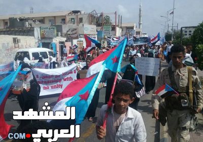 مسيرة حاشد تجوب شوارع خورمكسر للتنديد بالتدخلات الحكومية التي دفعت المبعوث لتأجيل زيارته إلى عدن (صور)