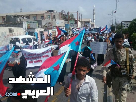 مسيرة حاشد تجوب شوارع خورمكسر للتنديد بالتدخلات الحكومية التي دفعت المبعوث لتأجيل زيارته إلى عدن (صور)